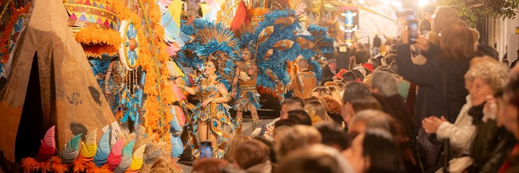 Primer gran desfile de peñas y carrozas